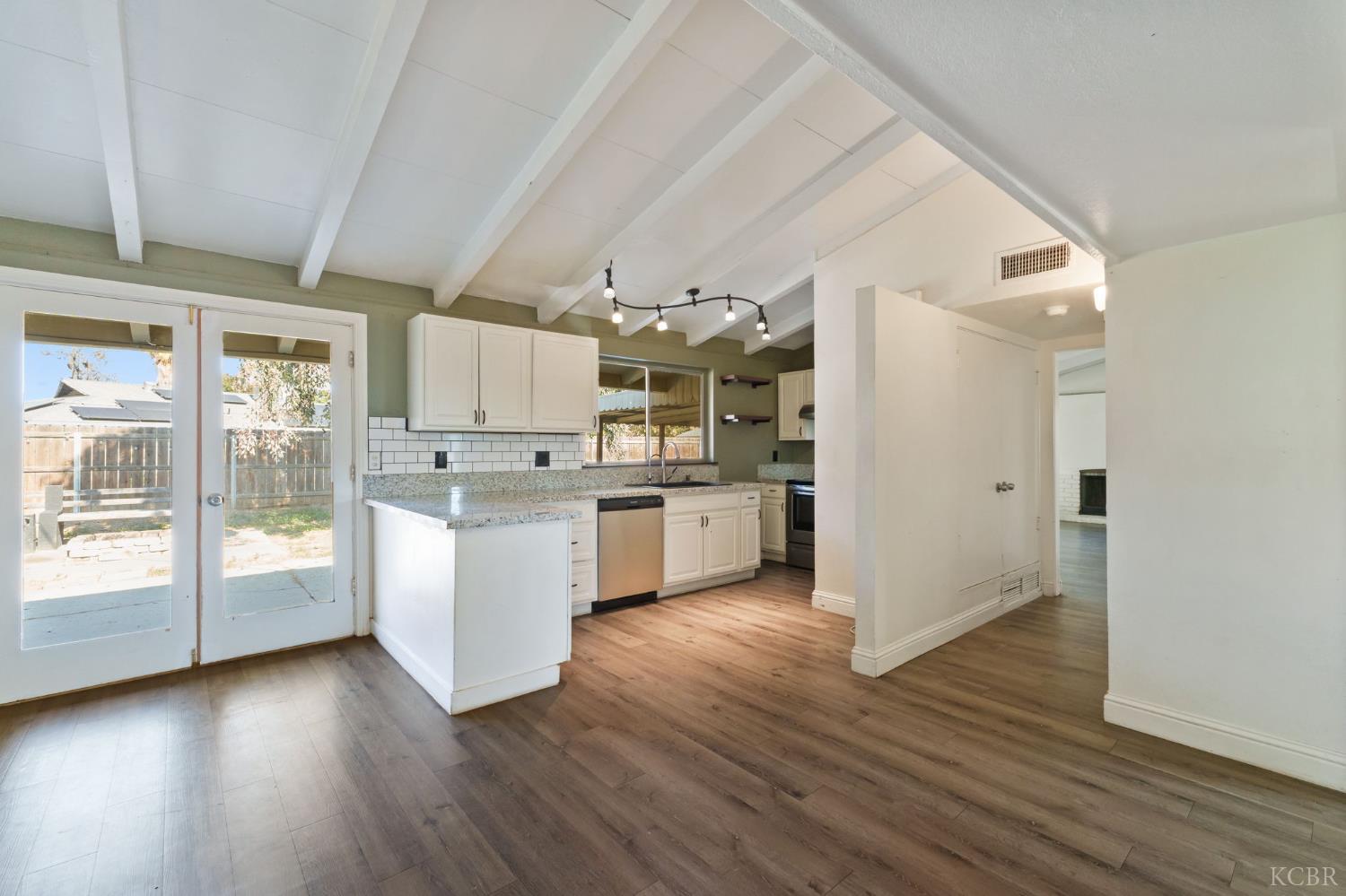 1004 E Myrtle St, Hanford, CA 93230