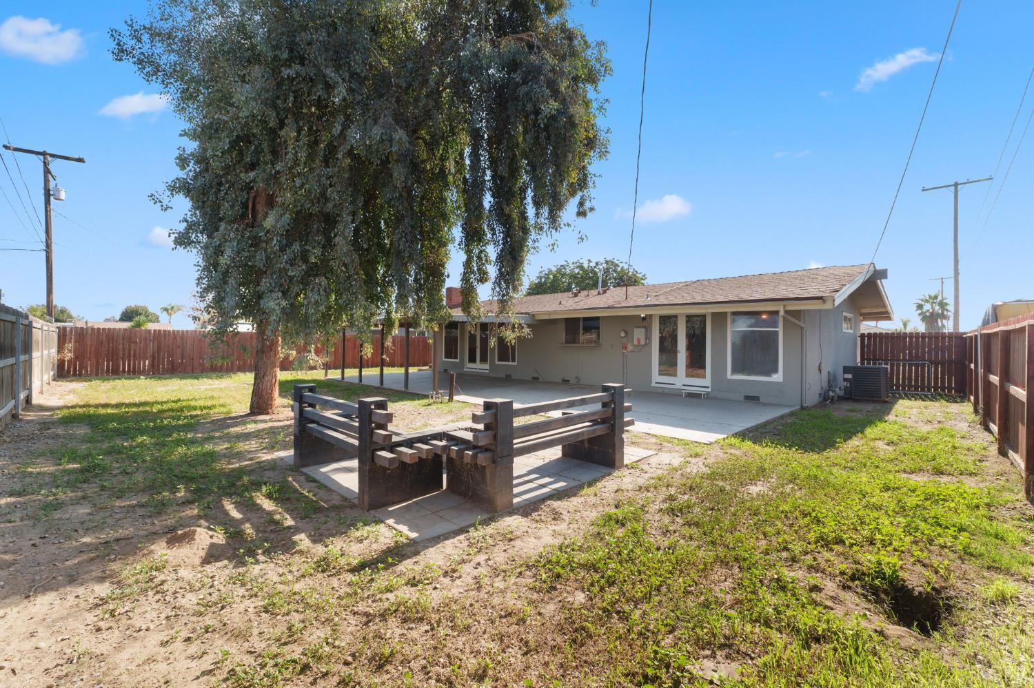 1004 E Myrtle St, Hanford, CA 93230