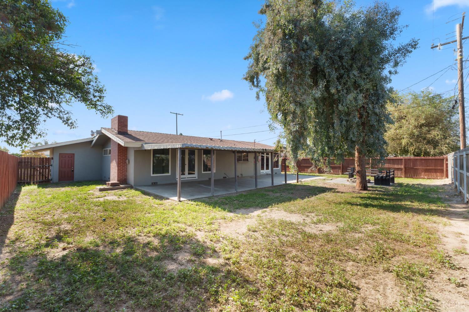 1004 E Myrtle St, Hanford, CA 93230