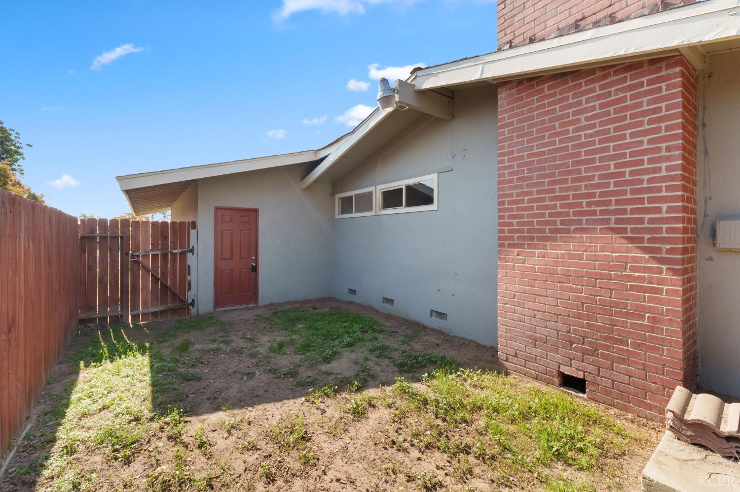 1004 E Myrtle St, Hanford, CA 93230