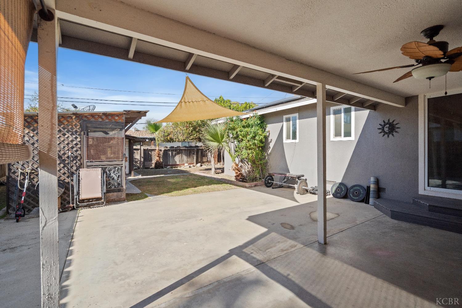 1916 N Burl Dr, Hanford, CA 93230