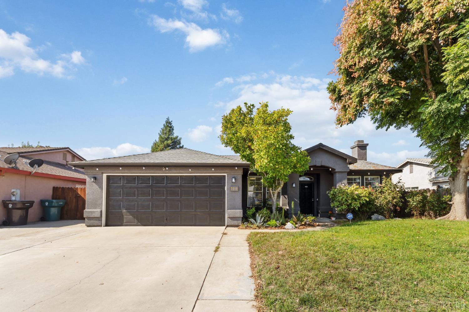 711 N Sacramento St, Tulare, CA 93274