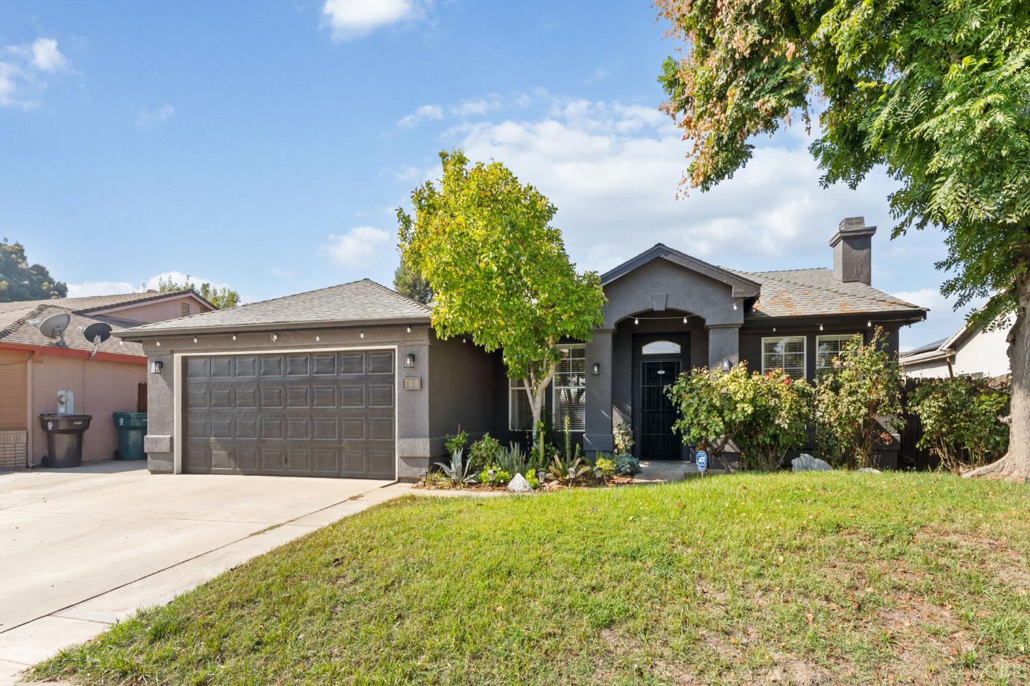 711 N Sacramento St, Tulare, CA 93274