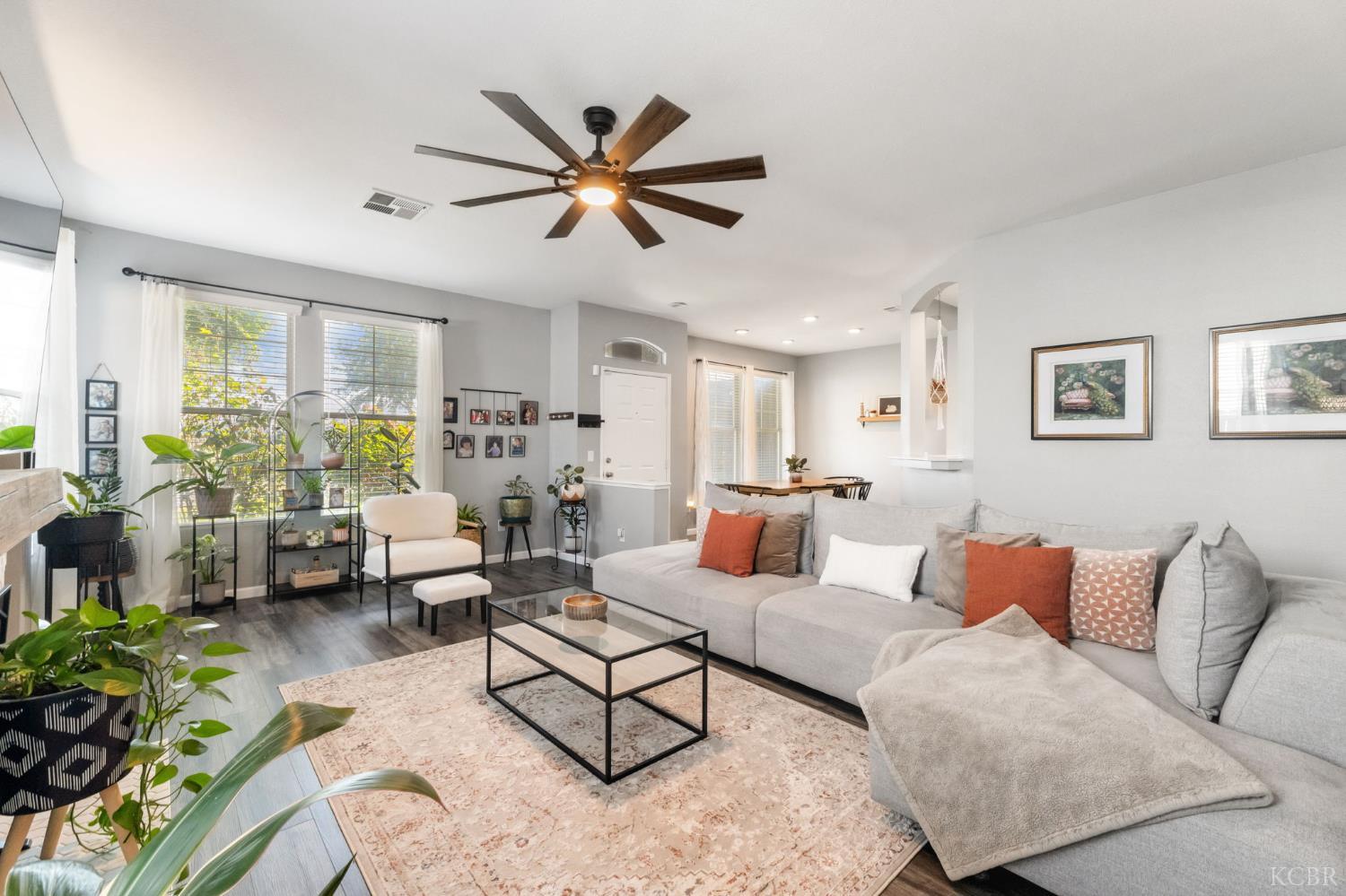 711 N Sacramento St, Tulare, CA 93274