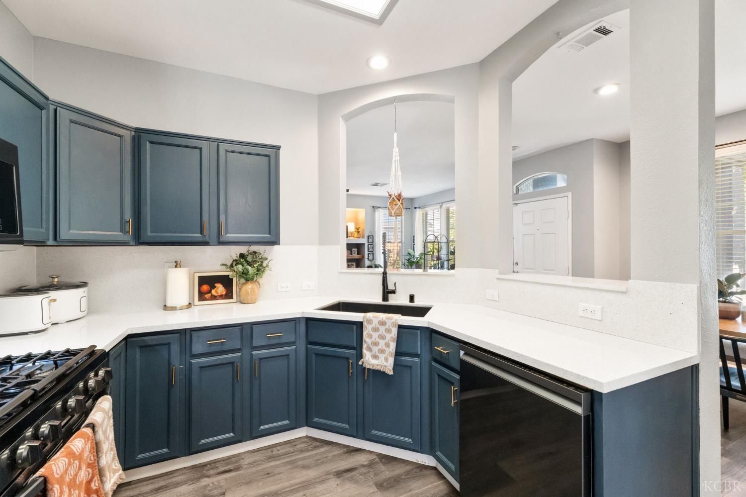 711 N Sacramento St, Tulare, CA 93274