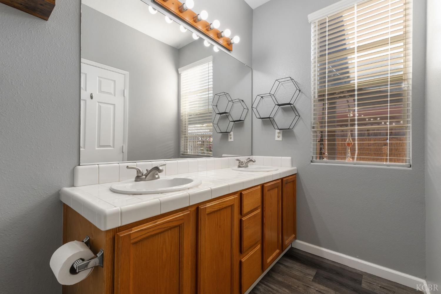 711 N Sacramento St, Tulare, CA 93274