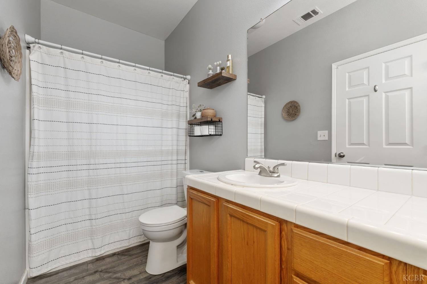 711 N Sacramento St, Tulare, CA 93274