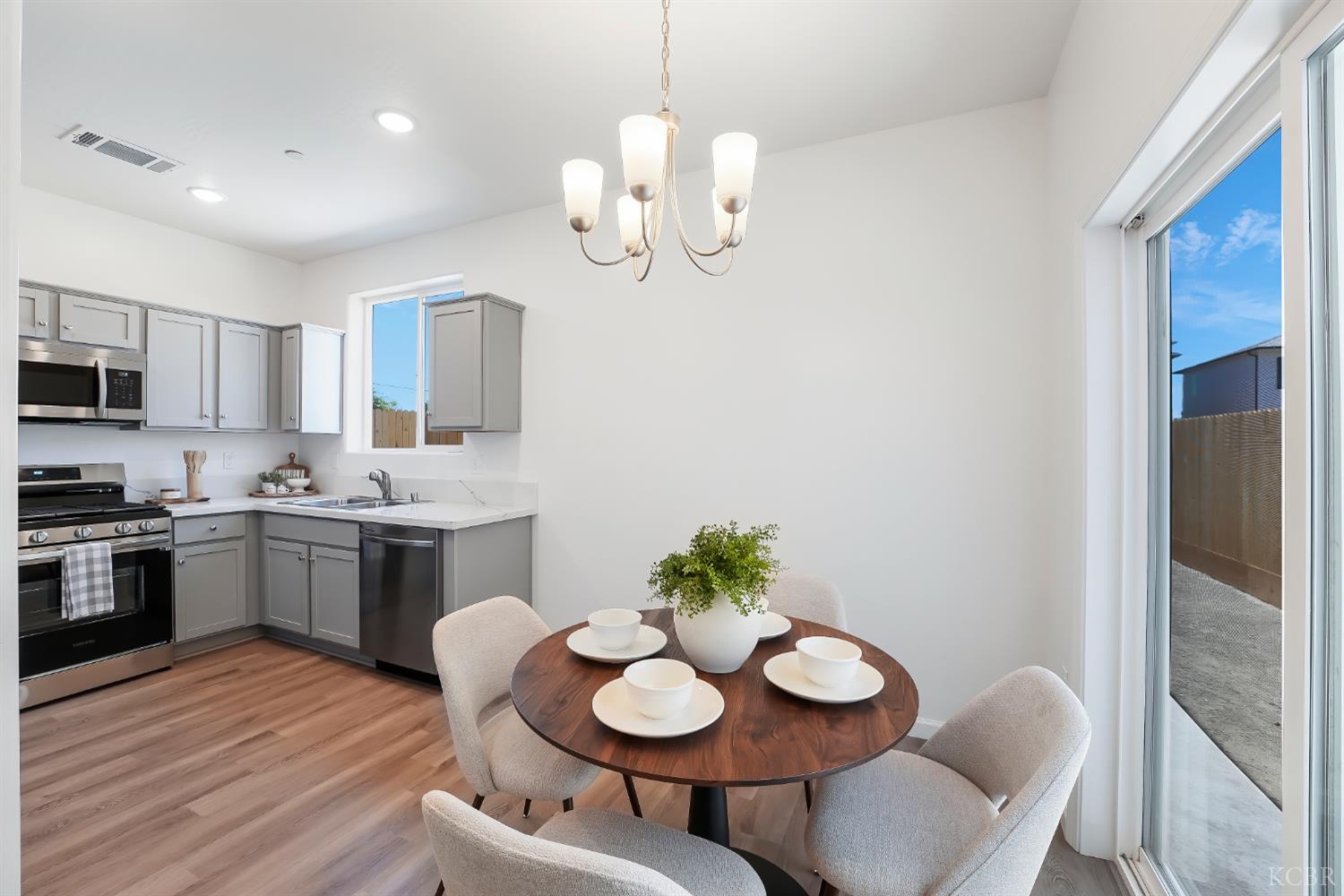 1057 Buena Vista Ln, Hanford, CA 93230