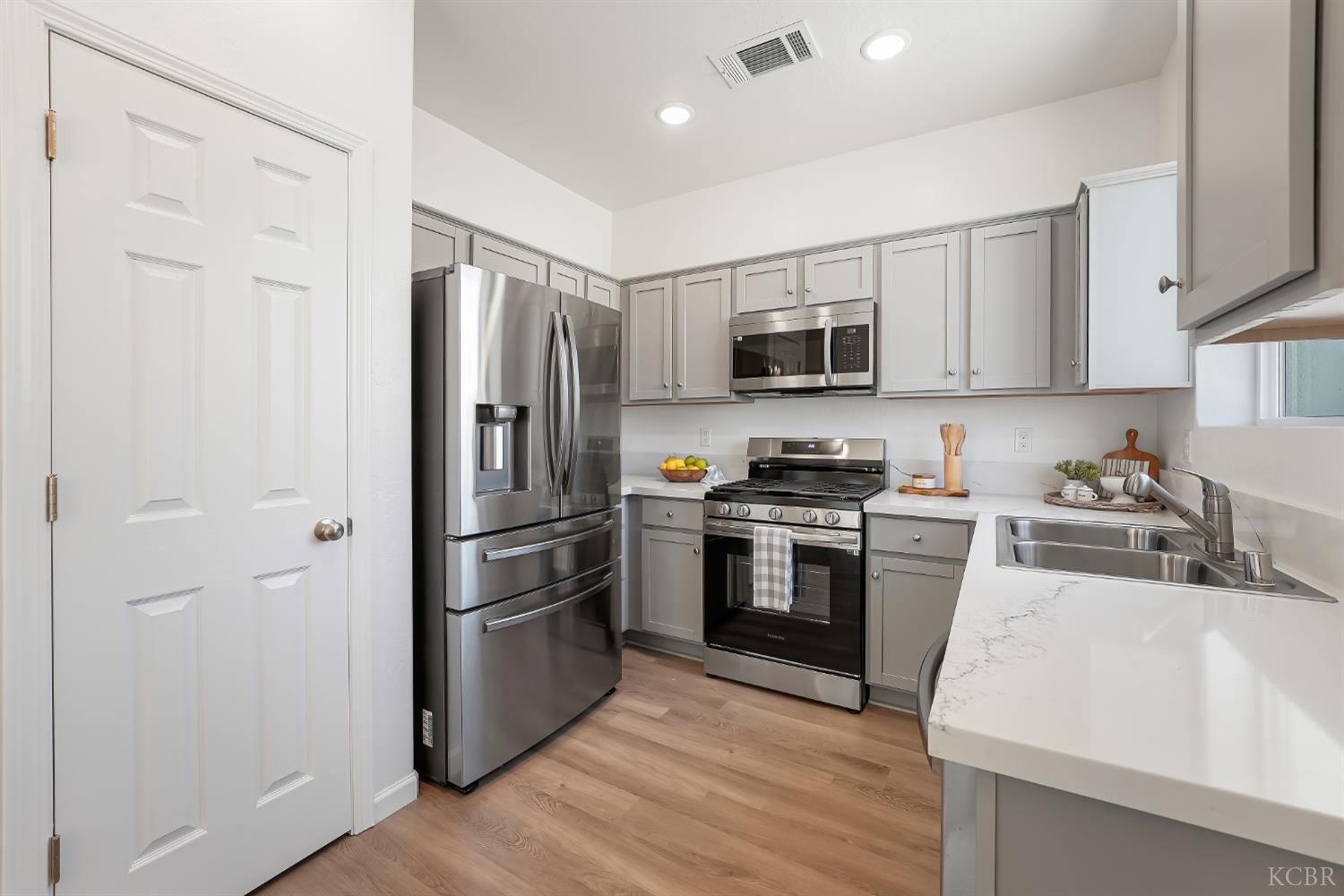 1057 Buena Vista Ln, Hanford, CA 93230