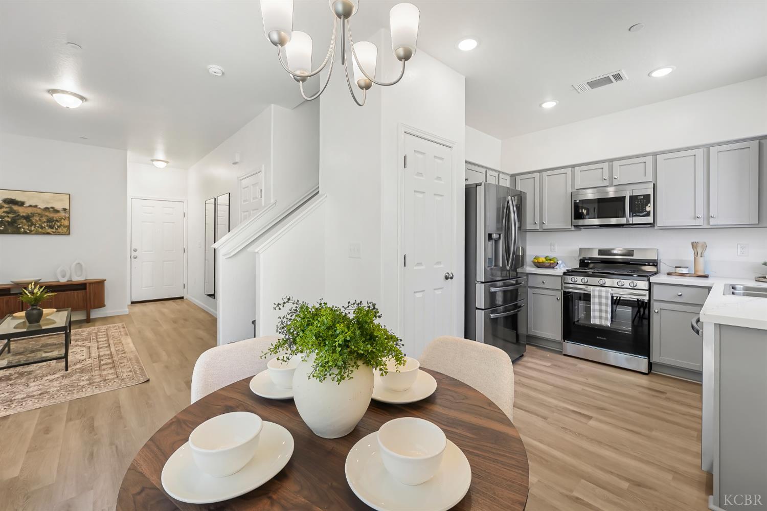 1057 Buena Vista Ln, Hanford, CA 93230