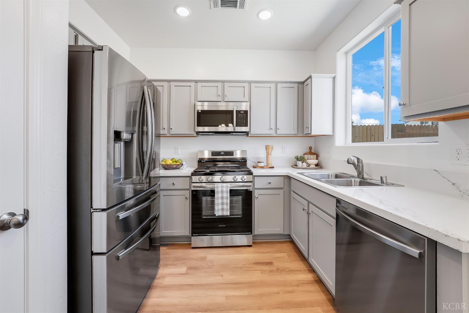 1057 Buena Vista Ln, Hanford, CA 93230