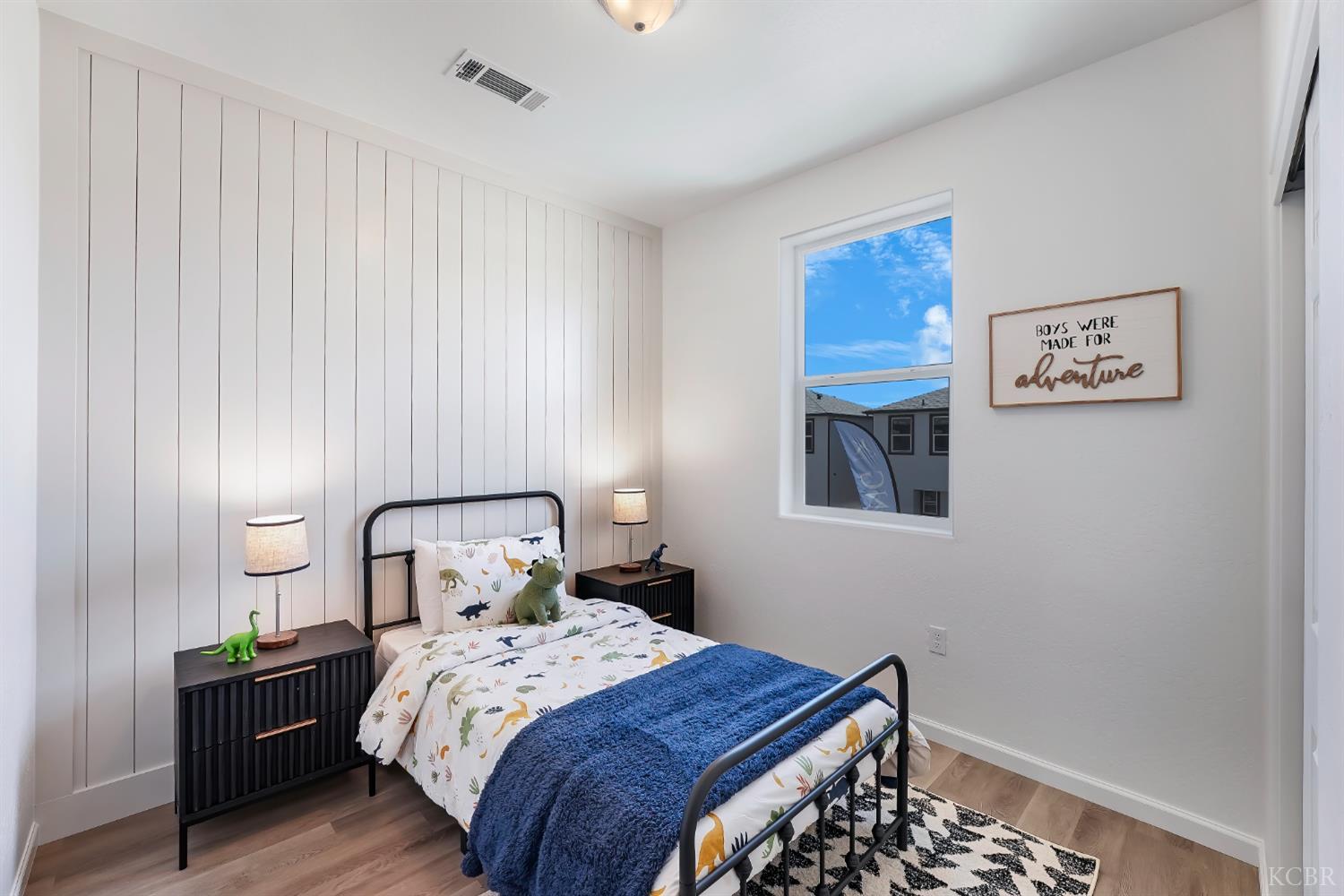 1057 Buena Vista Ln, Hanford, CA 93230