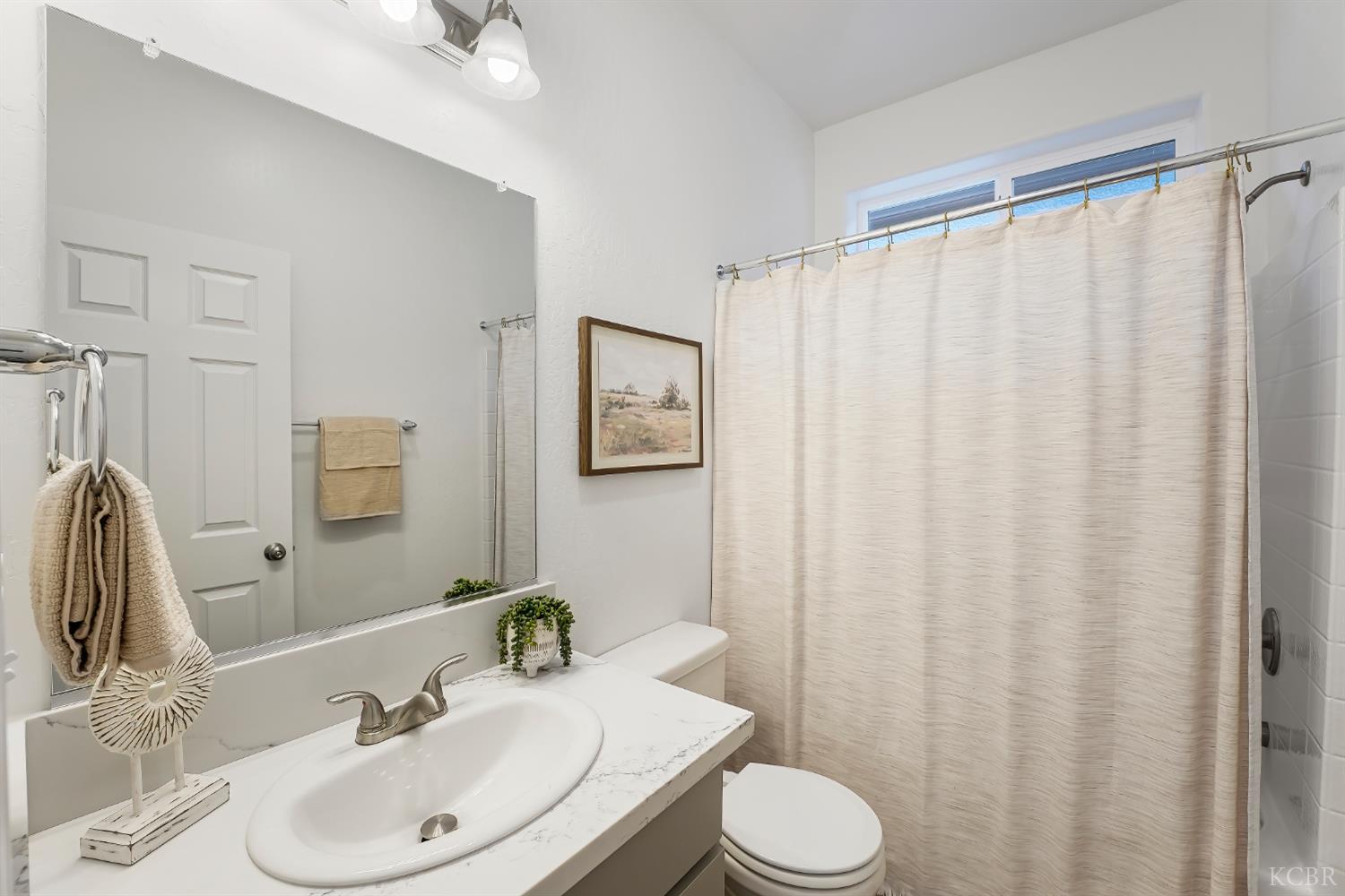 1057 Buena Vista Ln, Hanford, CA 93230