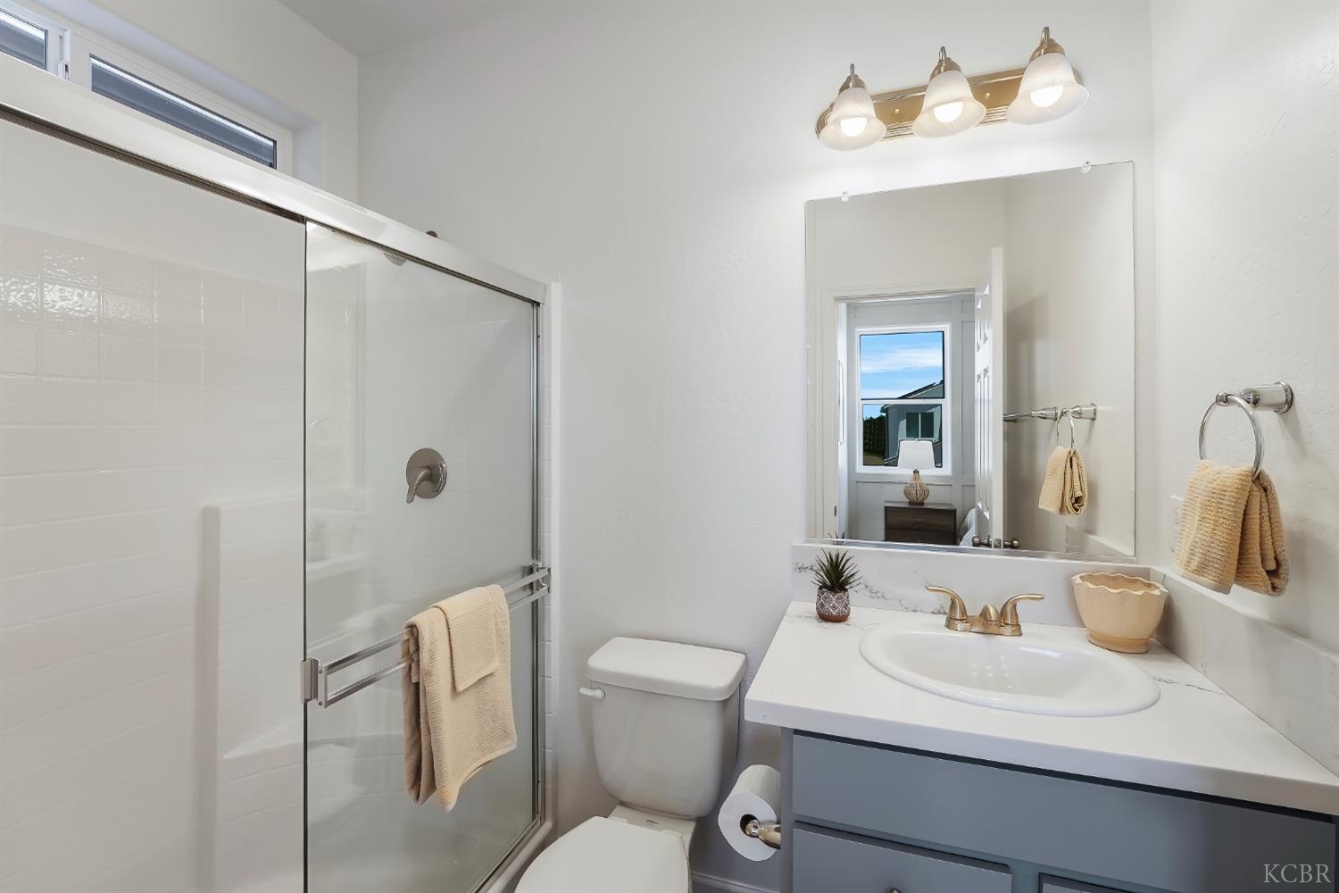 1057 Buena Vista Ln, Hanford, CA 93230