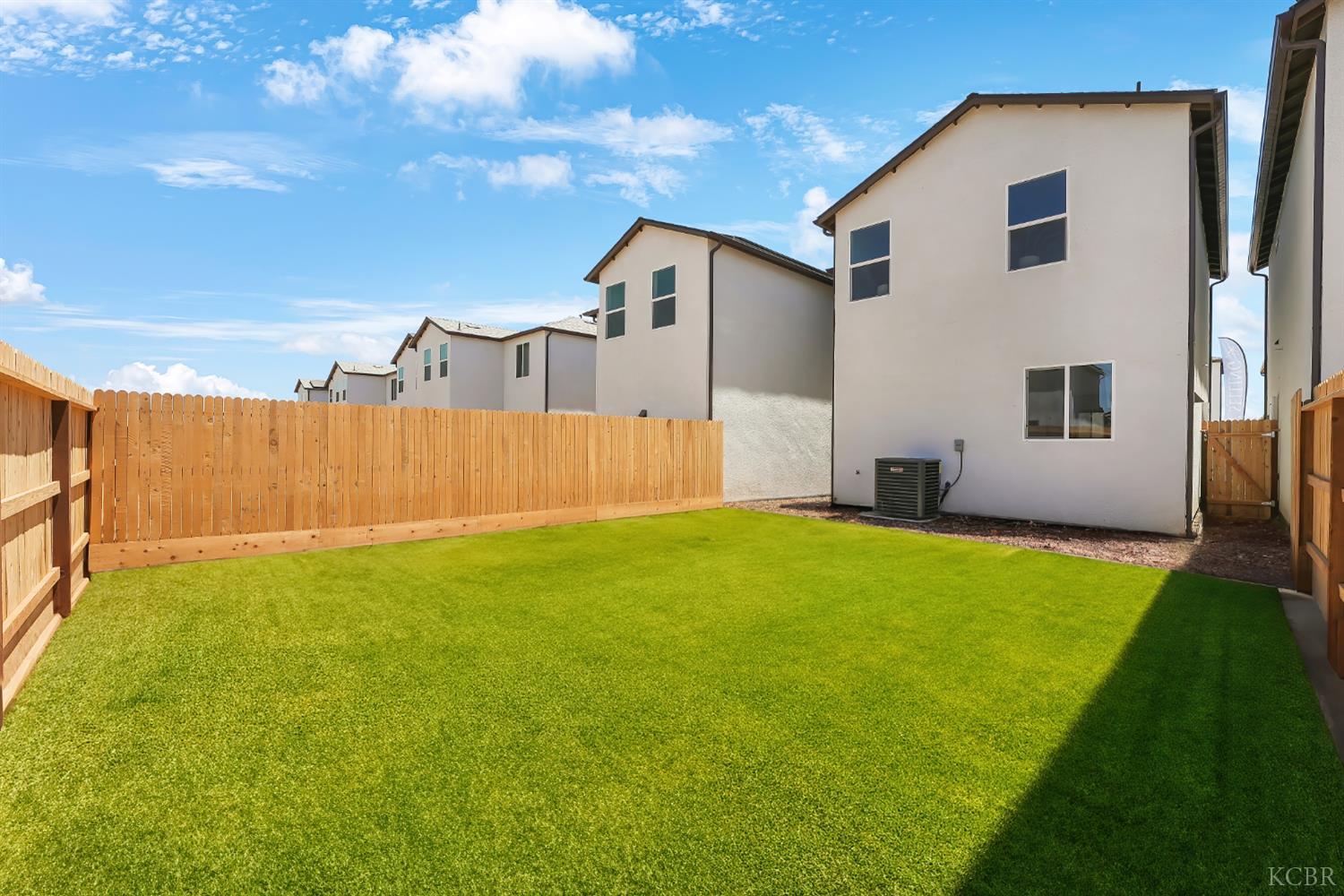 1057 Buena Vista Ln, Hanford, CA 93230