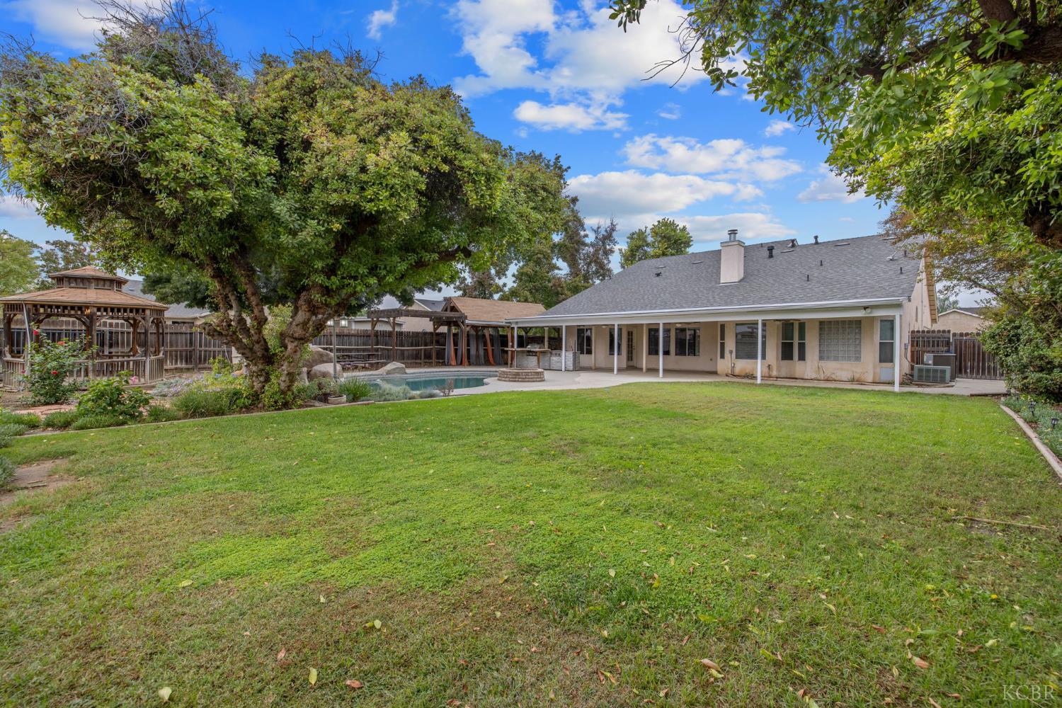 927 W Saffron St, Hanford, CA 93230