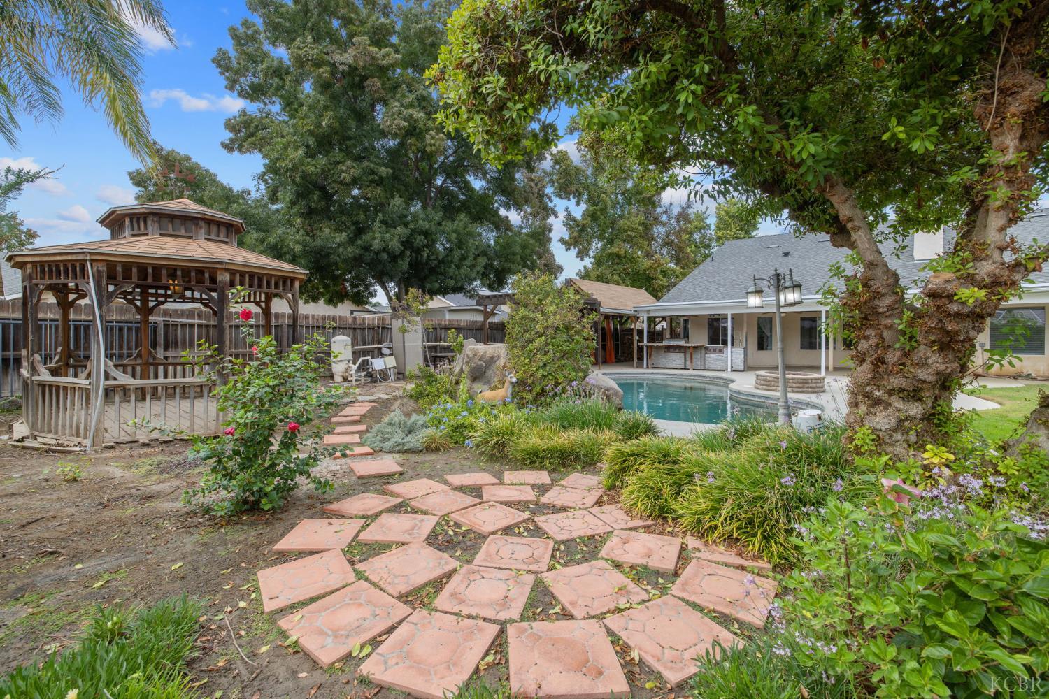 927 W Saffron St, Hanford, CA 93230