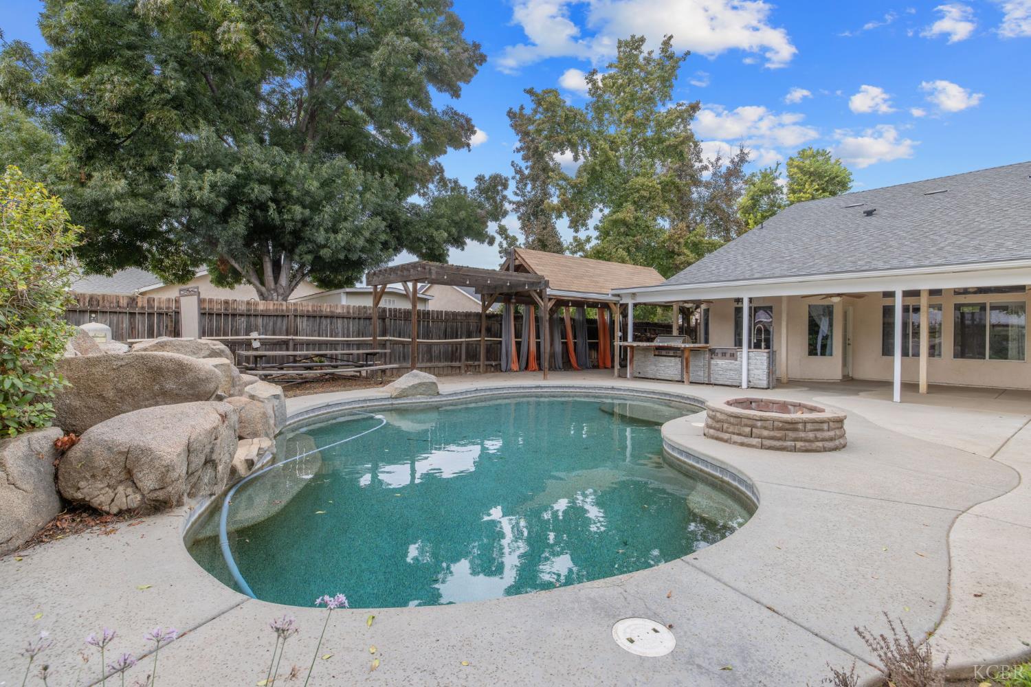 927 W Saffron St, Hanford, CA 93230