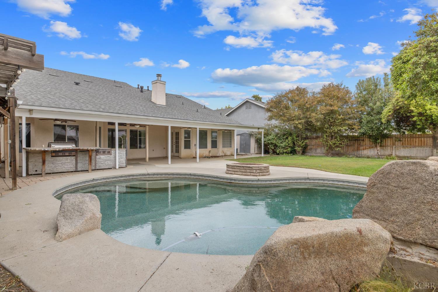 927 W Saffron St, Hanford, CA 93230