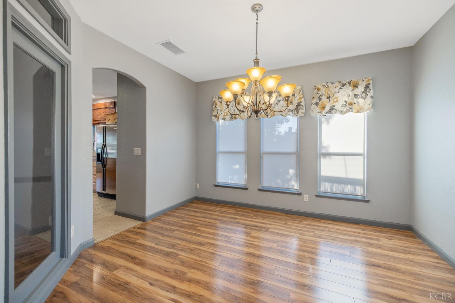 927 W Saffron St, Hanford, CA 93230