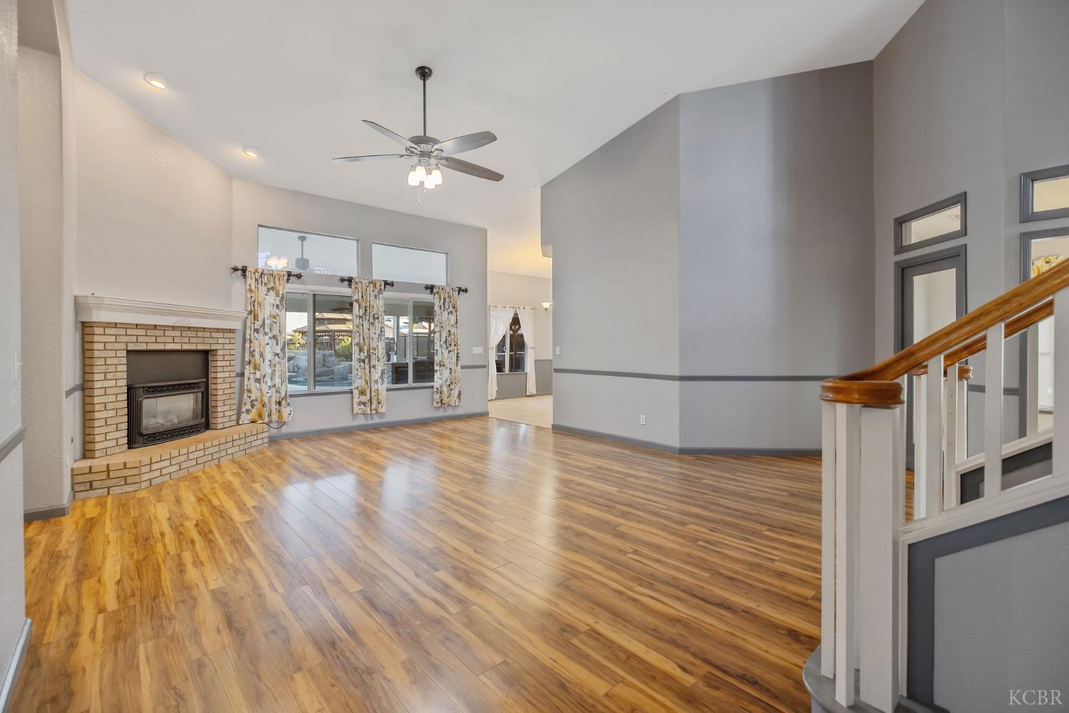 927 W Saffron St, Hanford, CA 93230