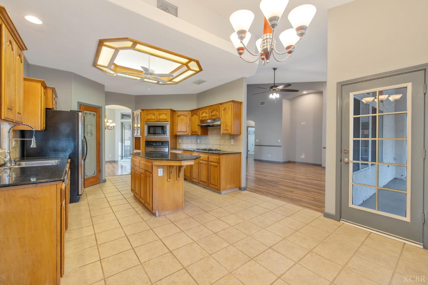 927 W Saffron St, Hanford, CA 93230