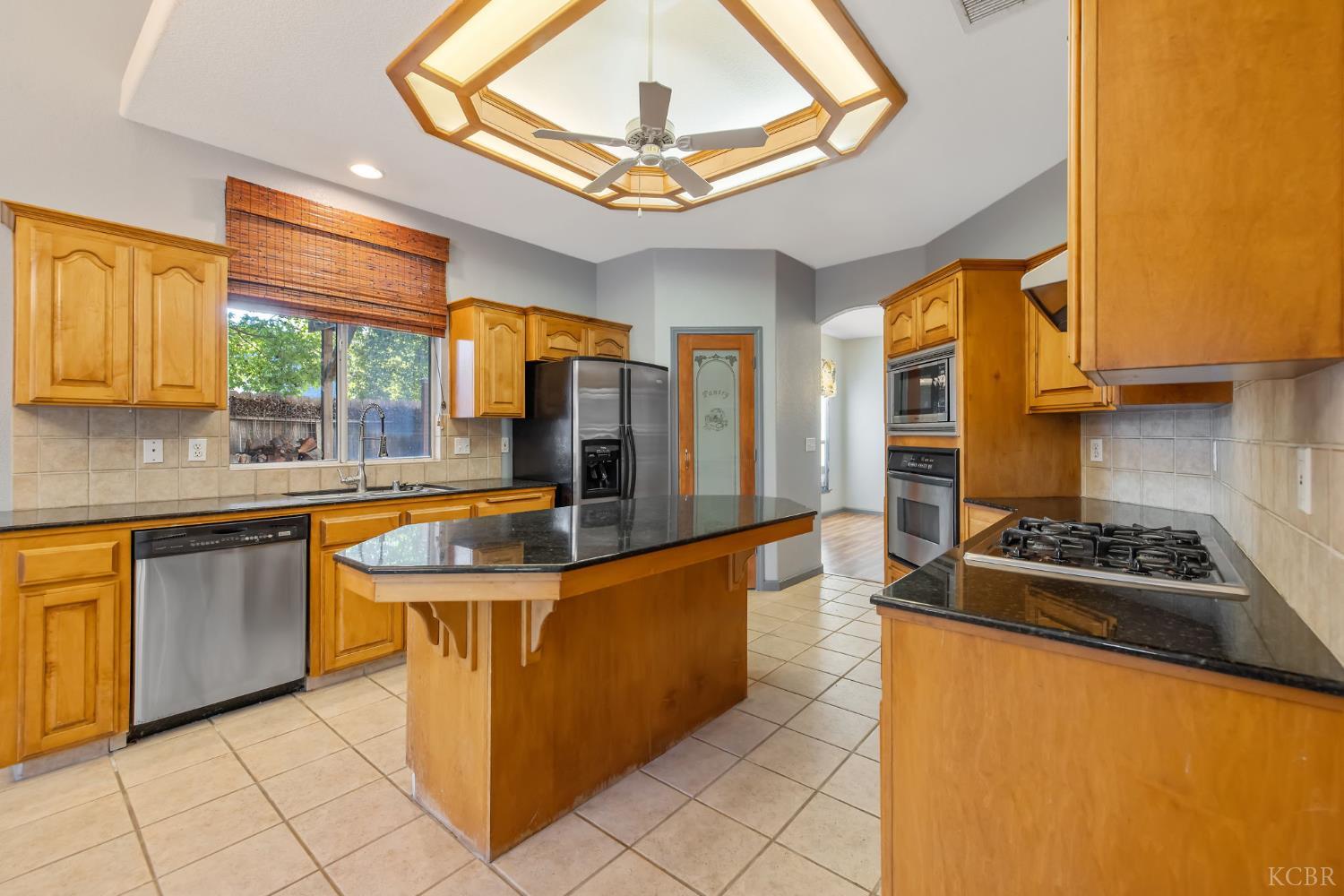 927 W Saffron St, Hanford, CA 93230