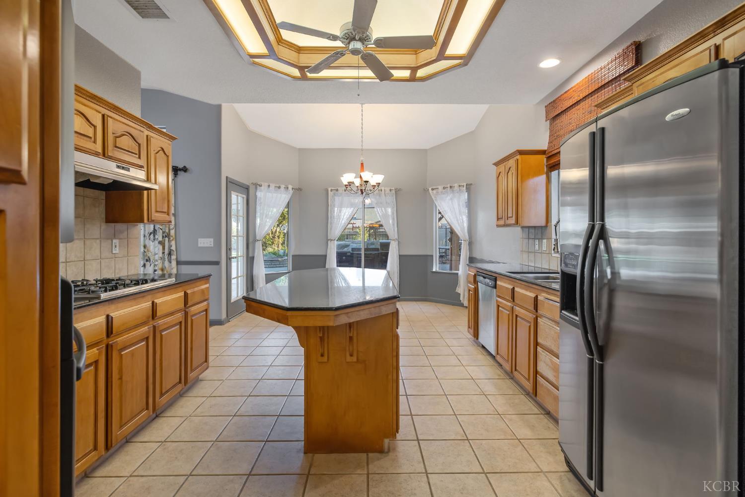 927 W Saffron St, Hanford, CA 93230