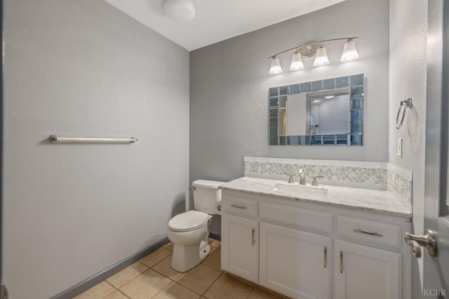 927 W Saffron St, Hanford, CA 93230