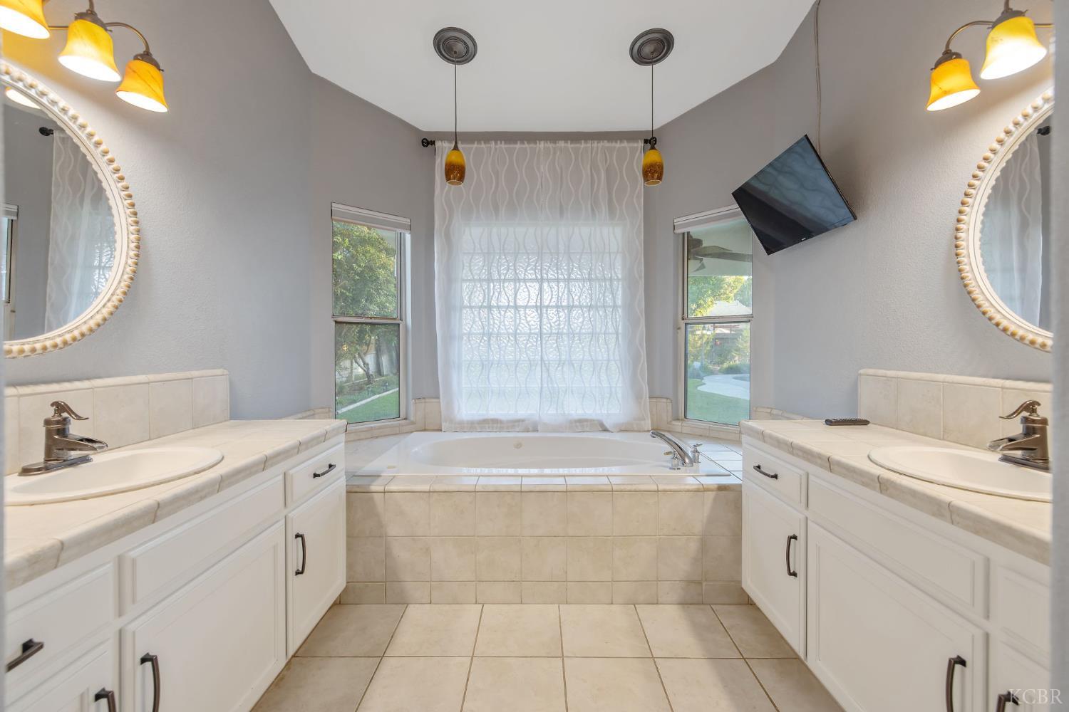 927 W Saffron St, Hanford, CA 93230