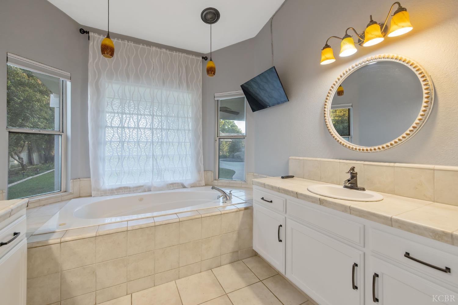 927 W Saffron St, Hanford, CA 93230