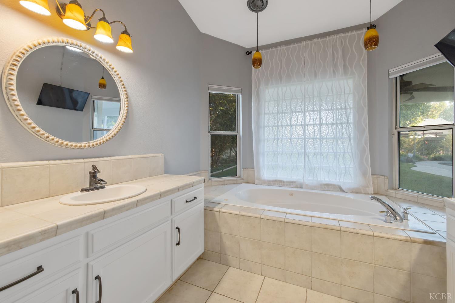 927 W Saffron St, Hanford, CA 93230