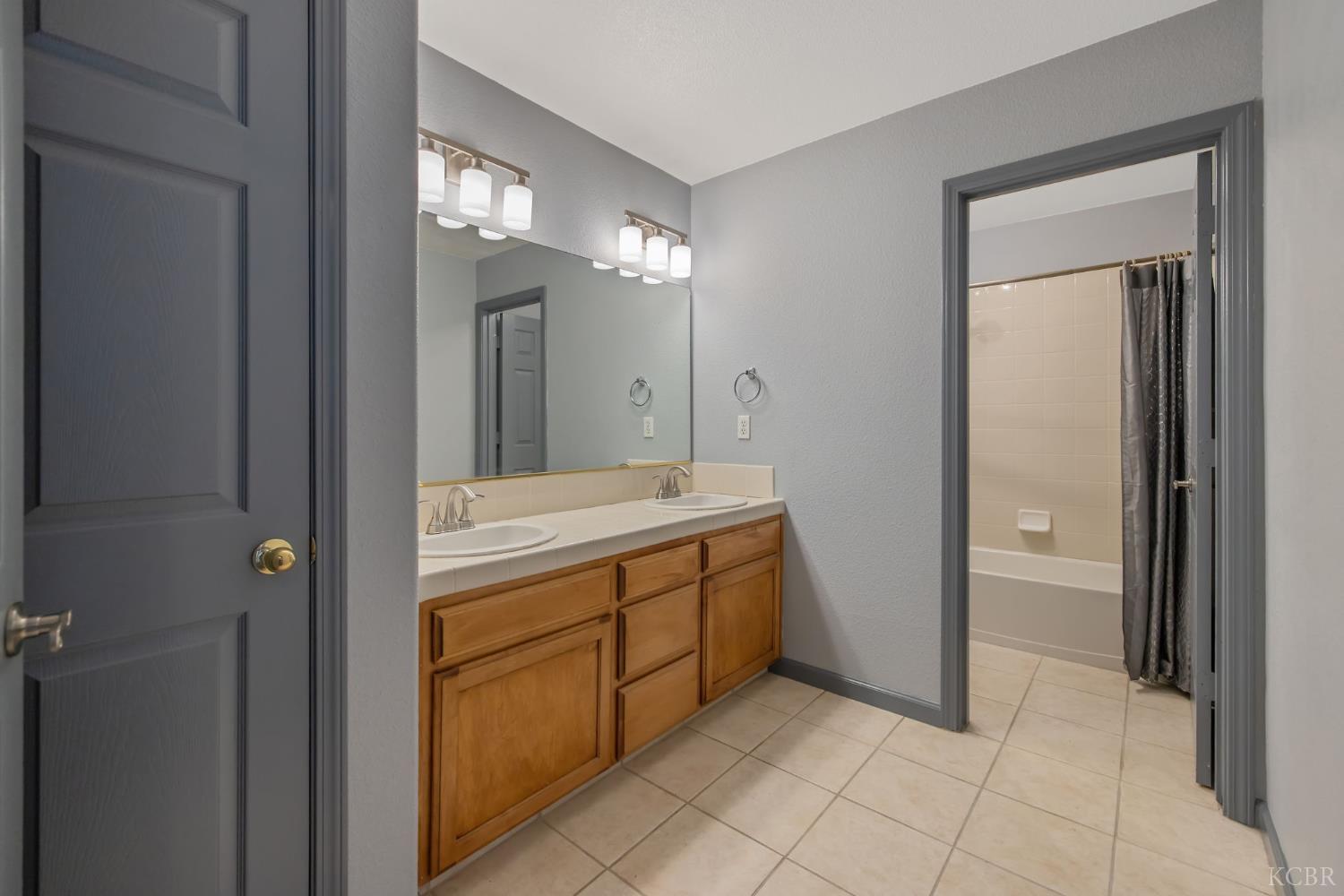 927 W Saffron St, Hanford, CA 93230