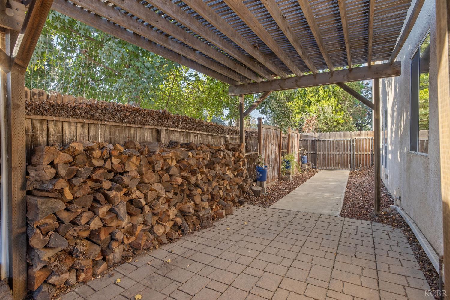 927 W Saffron St, Hanford, CA 93230