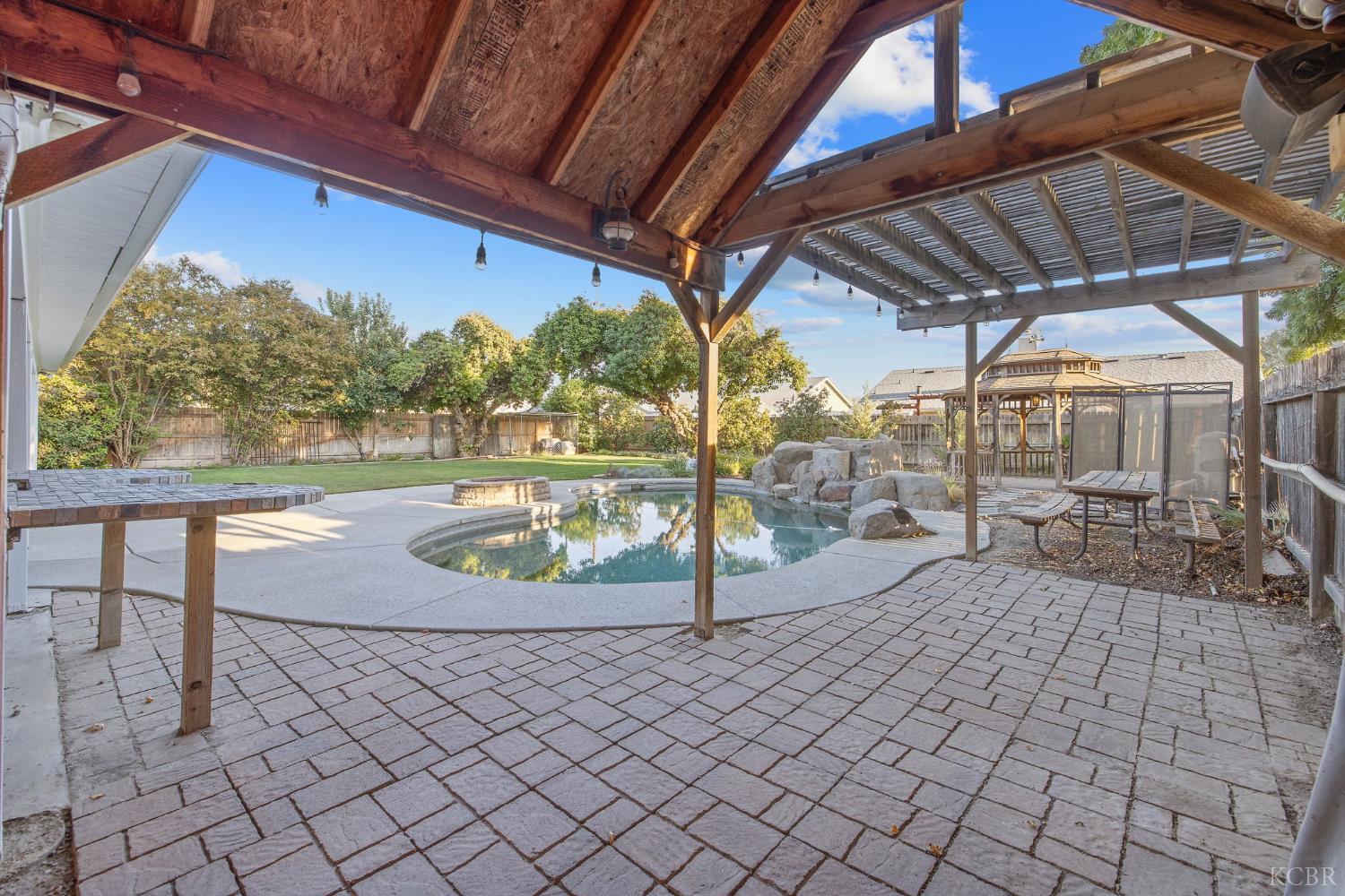 927 W Saffron St, Hanford, CA 93230