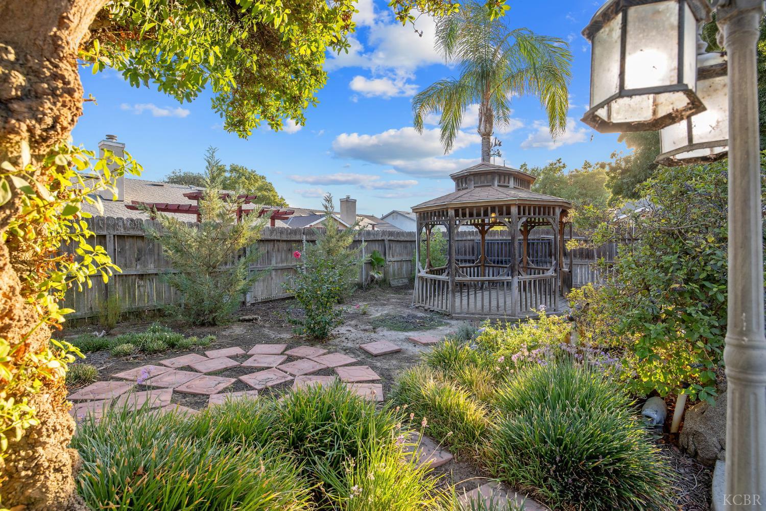 927 W Saffron St, Hanford, CA 93230