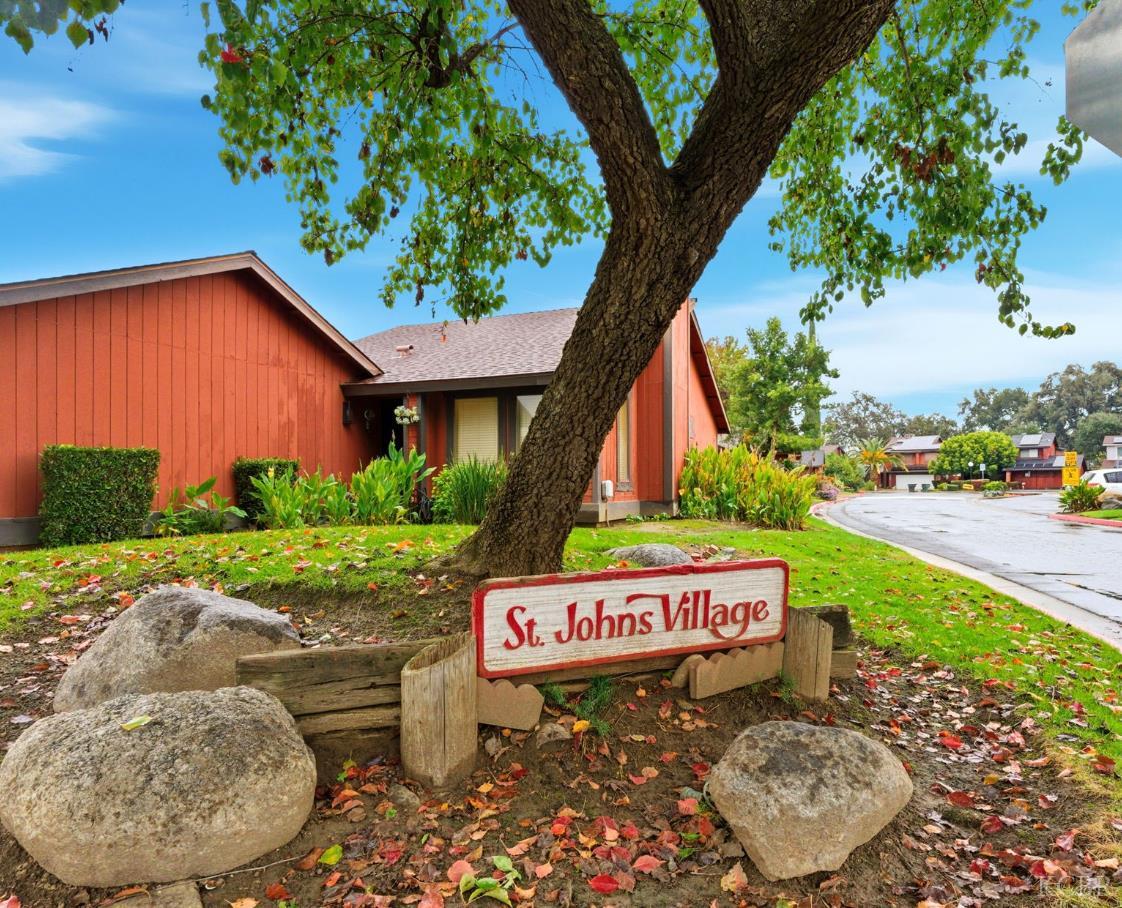 922 E Oakridge Ave, Visalia, CA 93292