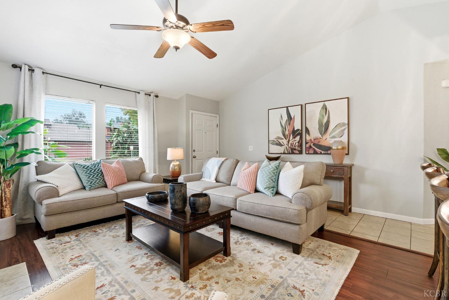 922 E Oakridge Ave, Visalia, CA 93292