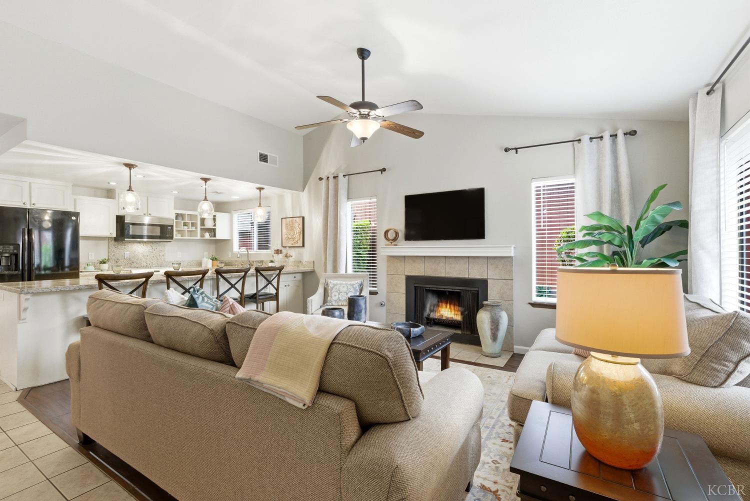 922 E Oakridge Ave, Visalia, CA 93292