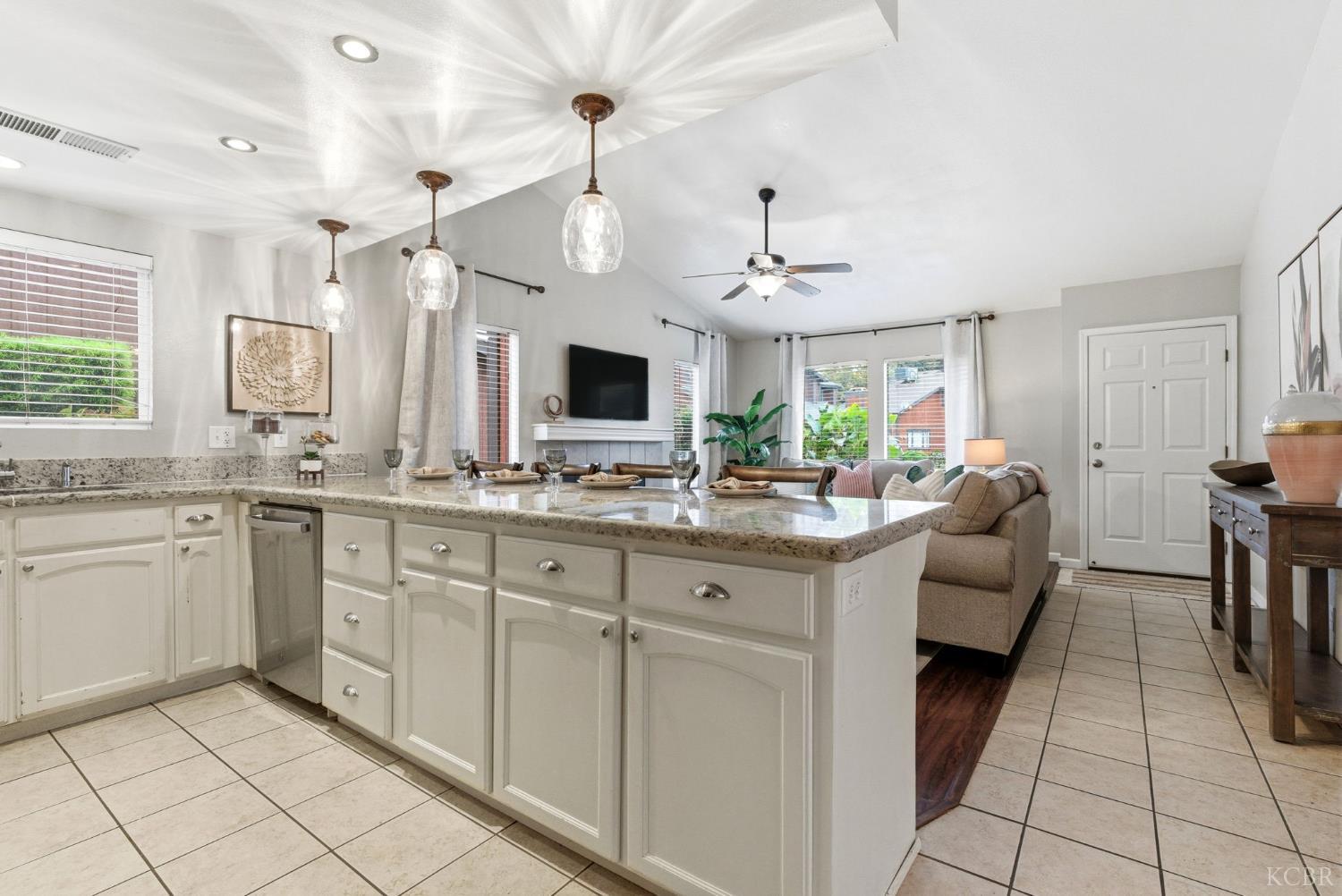 922 E Oakridge Ave, Visalia, CA 93292