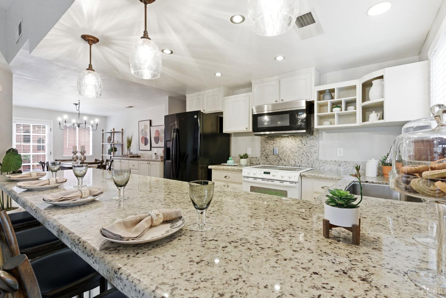 922 E Oakridge Ave, Visalia, CA 93292