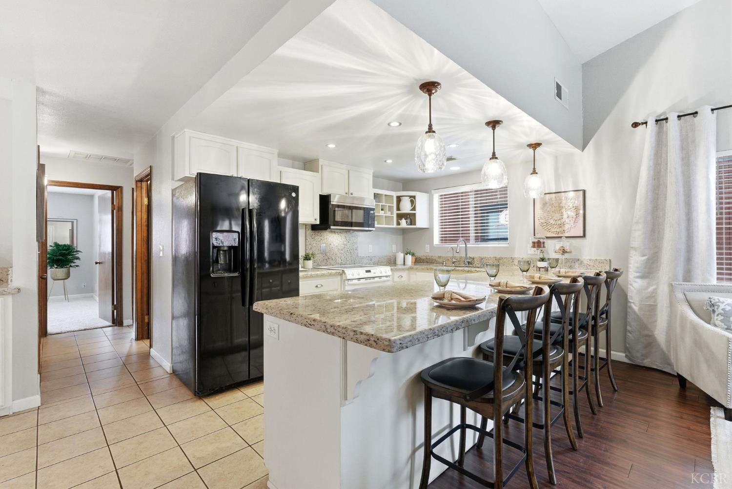 922 E Oakridge Ave, Visalia, CA 93292