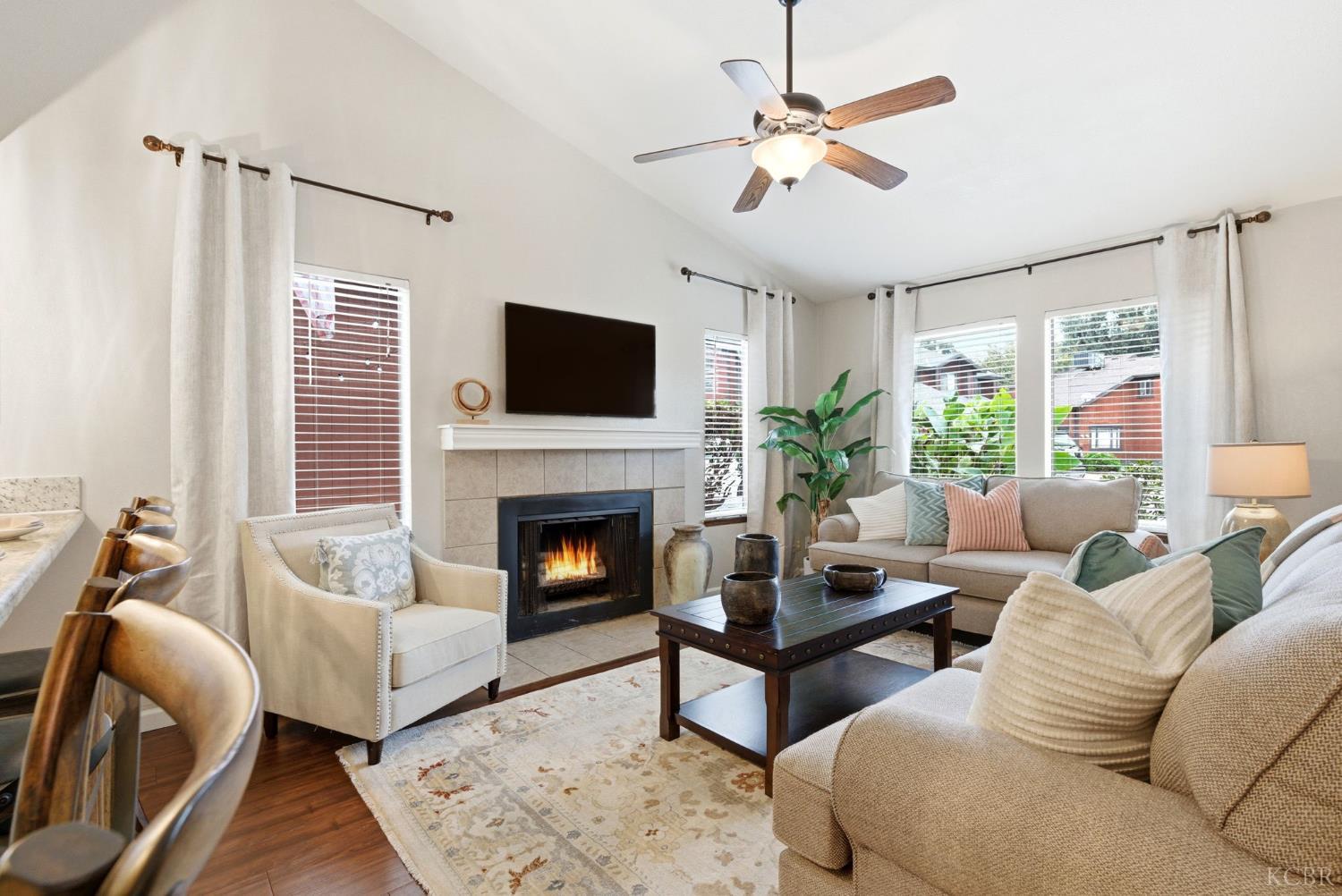 922 E Oakridge Ave, Visalia, CA 93292