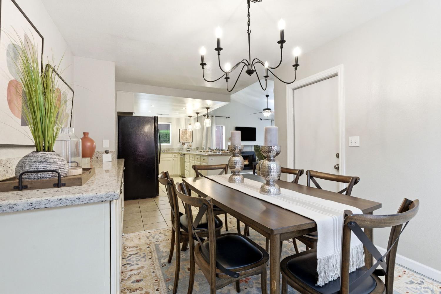 922 E Oakridge Ave, Visalia, CA 93292