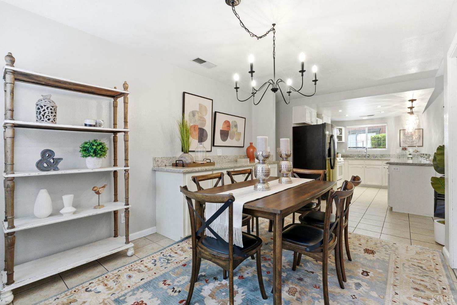 922 E Oakridge Ave, Visalia, CA 93292