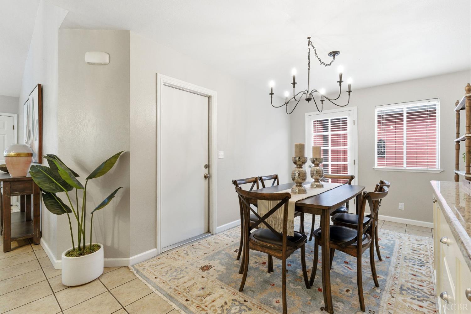 922 E Oakridge Ave, Visalia, CA 93292