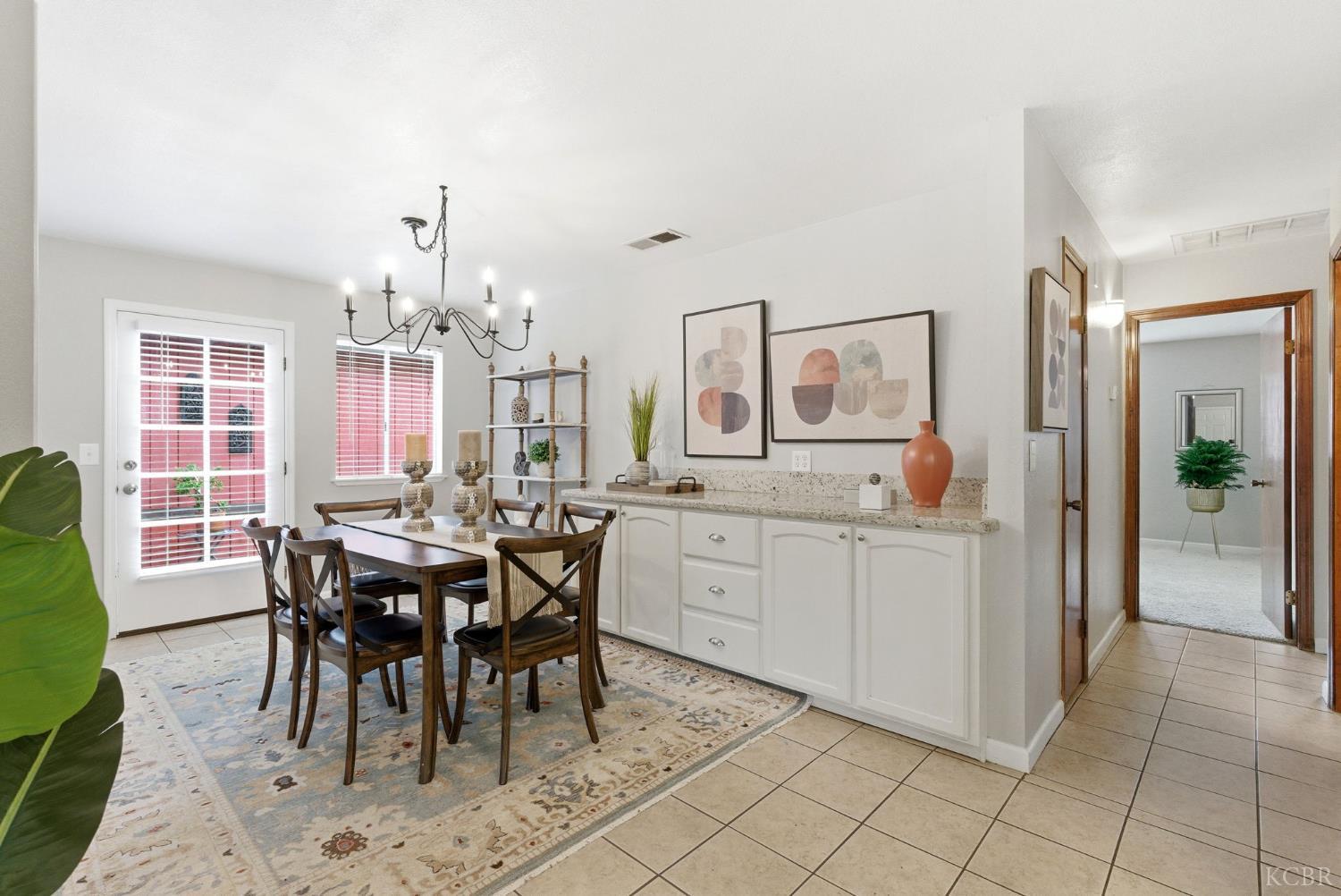 922 E Oakridge Ave, Visalia, CA 93292