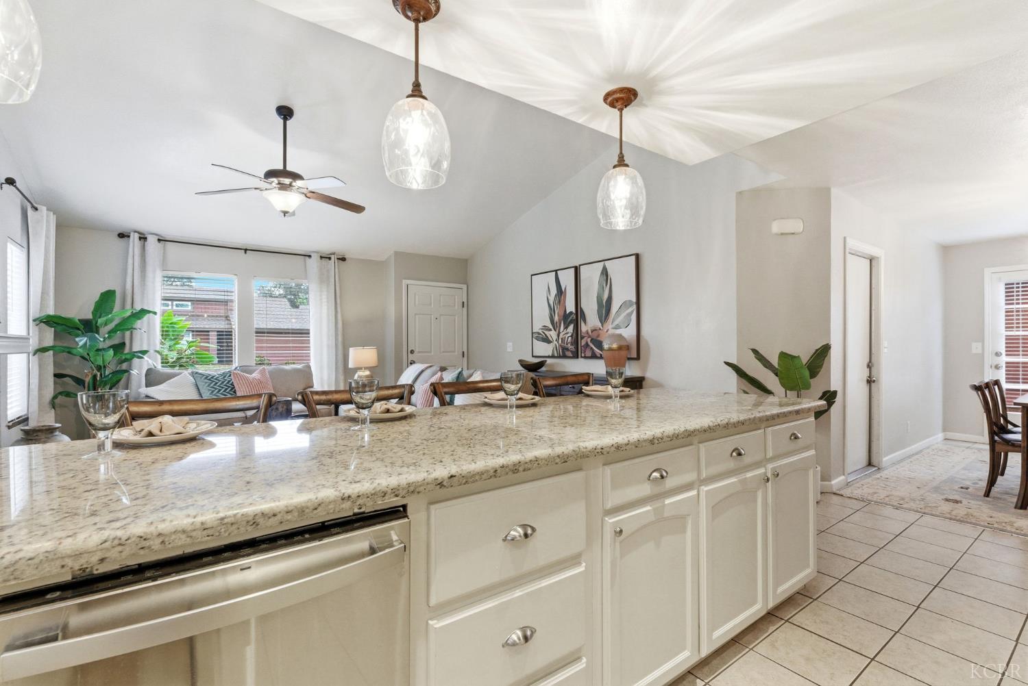 922 E Oakridge Ave, Visalia, CA 93292