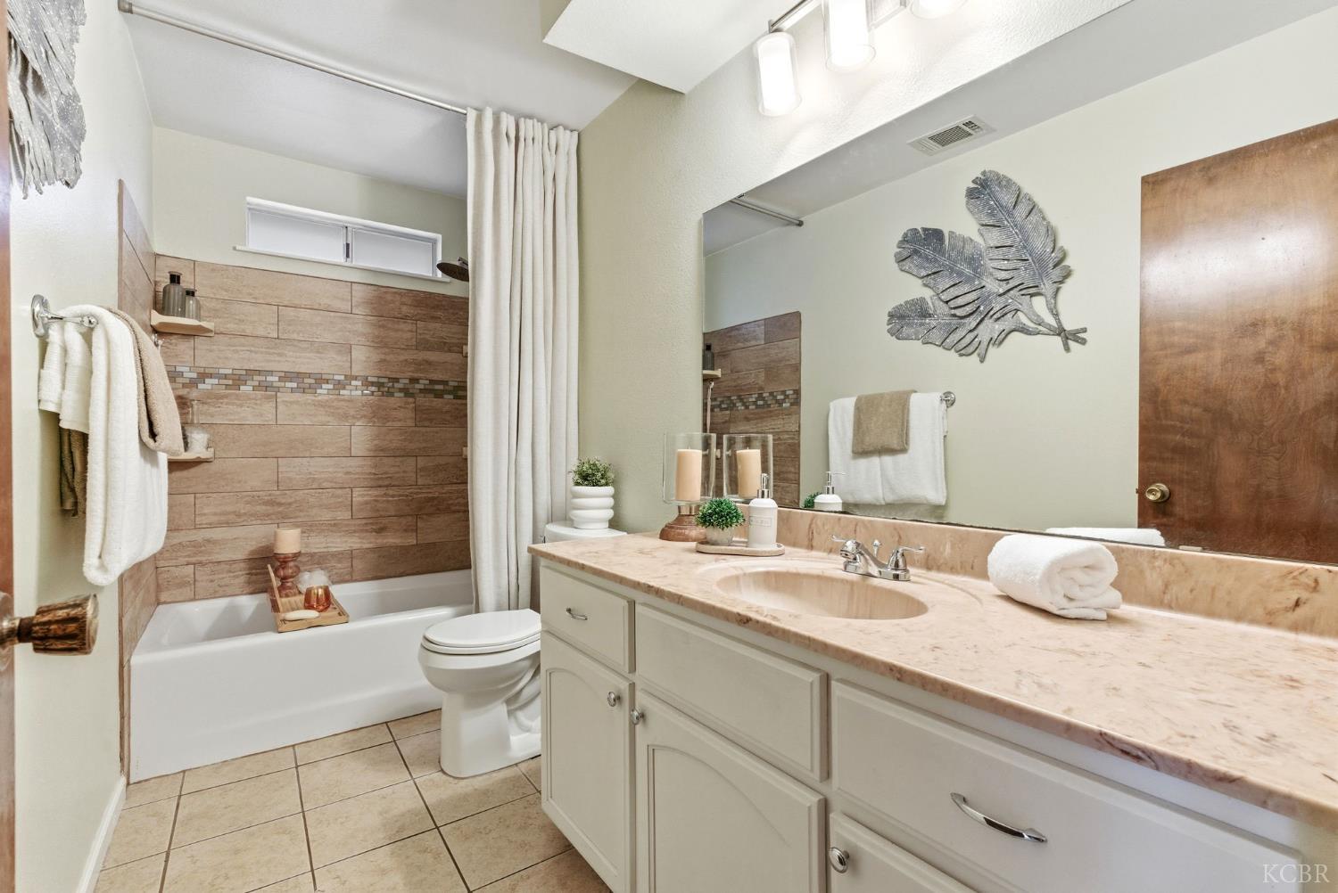 922 E Oakridge Ave, Visalia, CA 93292