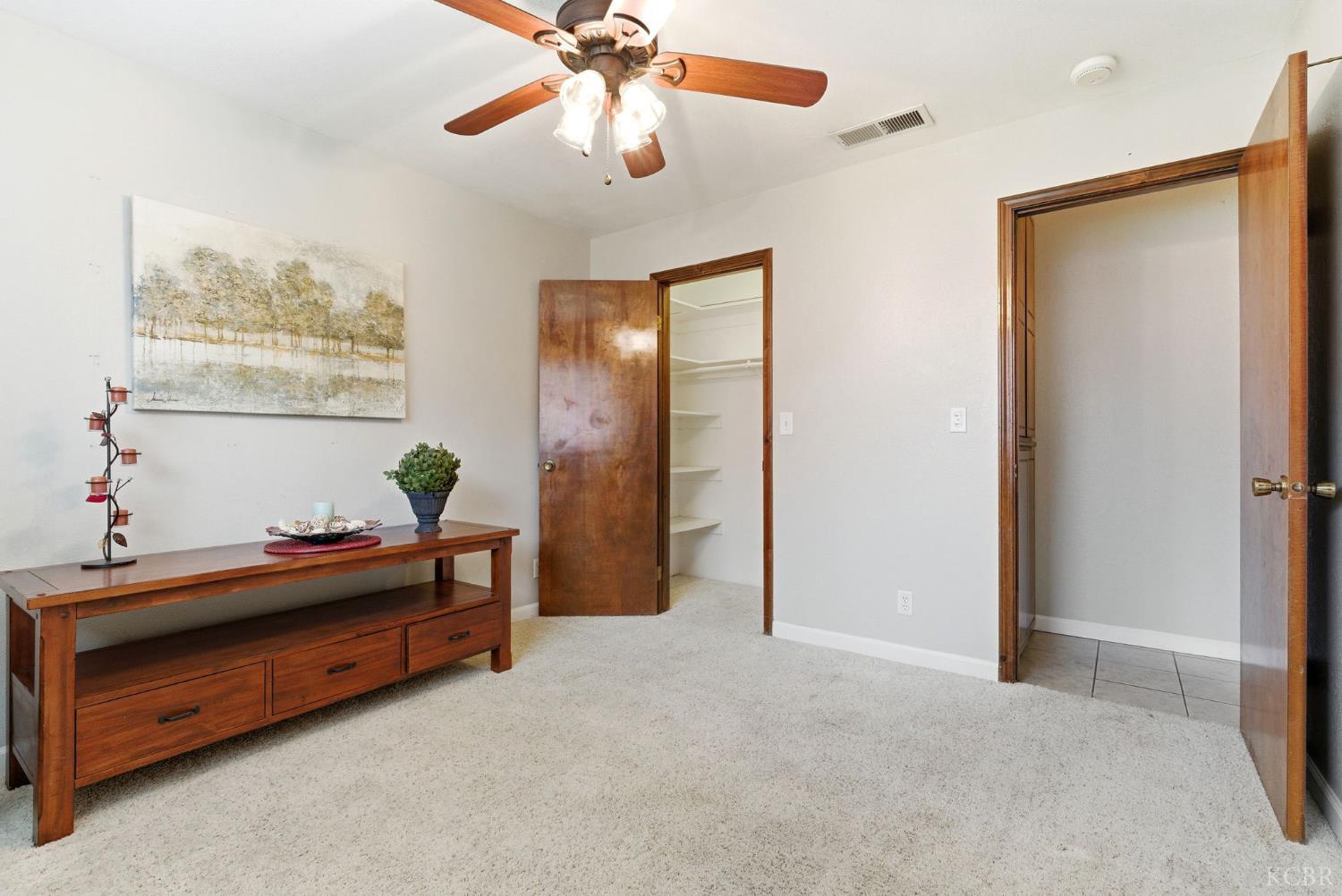 922 E Oakridge Ave, Visalia, CA 93292